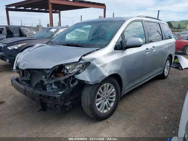 5TDYK3DC8GS717370 2016 TOYOTA SIENNA - Image 2