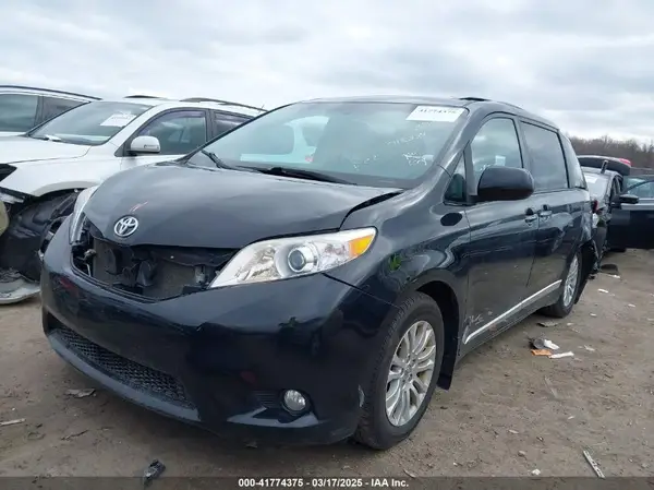 5TDYK3DC8GS718289 2016 TOYOTA SIENNA - Image 2