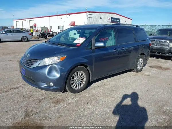 5TDYK3DC8GS718843 2016 TOYOTA SIENNA - Image 2