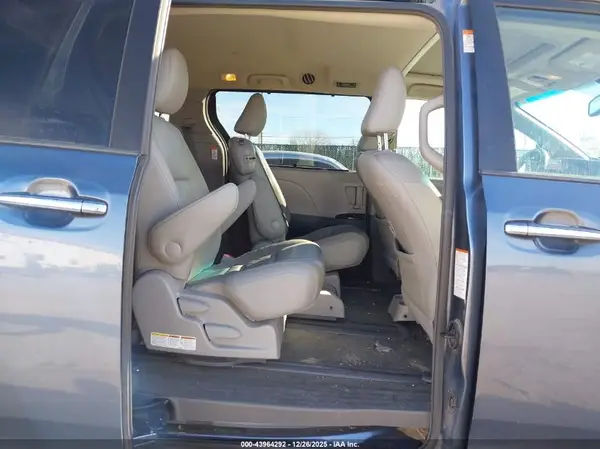 5TDYK3DC8GS718843 2016 TOYOTA SIENNA - Image 8