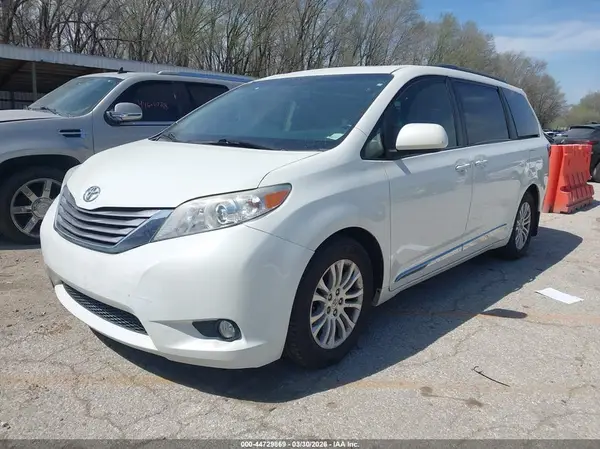 5TDYK3DC8GS722200 2016 TOYOTA SIENNA - Image 2