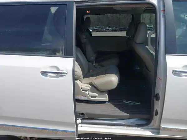 5TDYK3DC8GS722200 2016 TOYOTA SIENNA - Image 8