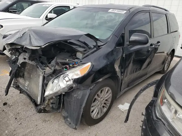 5TDYK3DC8GS723282 2016 TOYOTA SIENNA - Image 2