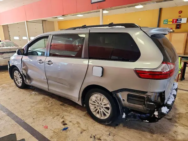 5TDYK3DC8GS725680 2016 TOYOTA SIENNA - Image 2