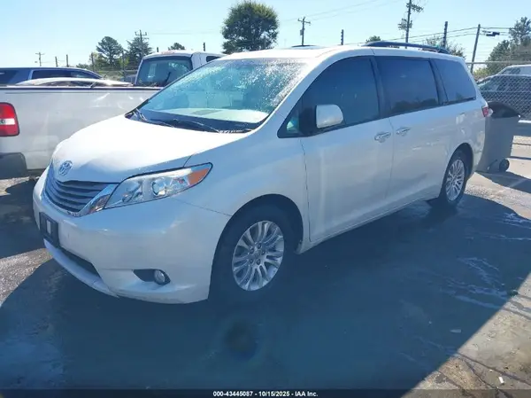 5TDYK3DC8GS727896 2016 TOYOTA SIENNA - Image 2