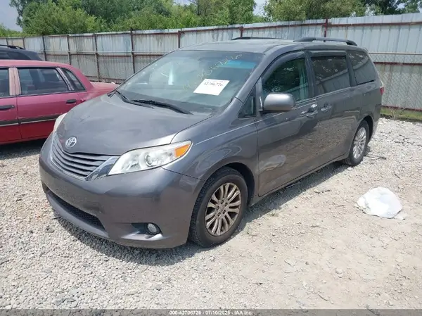 5TDYK3DC8GS733004 2016 TOYOTA SIENNA - Image 2
