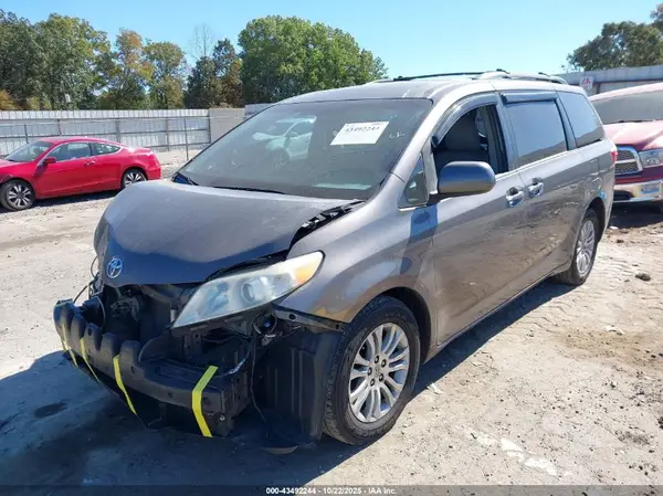 5TDYK3DC8GS734055 2016 TOYOTA SIENNA - Image 2