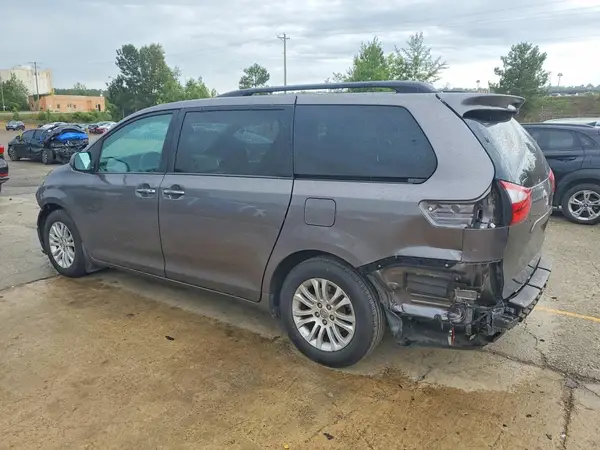 5TDYK3DC8GS741944 2016 TOYOTA SIENNA - Image 2