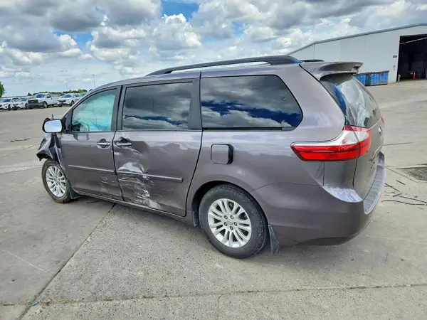 5TDYK3DC8GS749946 2016 TOYOTA SIENNA - Image 2