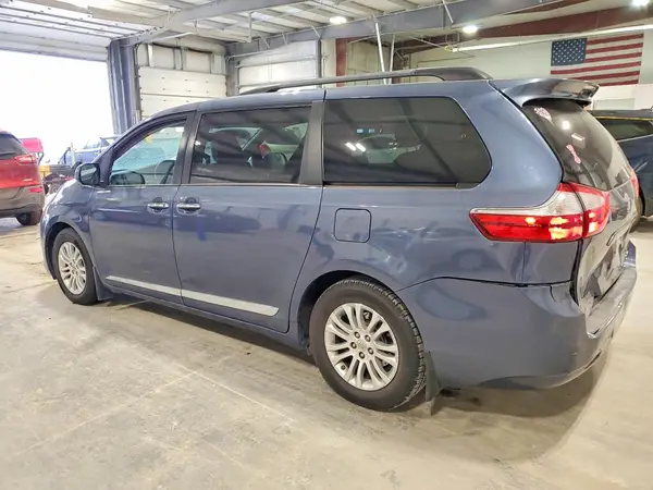 5TDYK3DC8GS750580 2016 TOYOTA SIENNA - Image 2