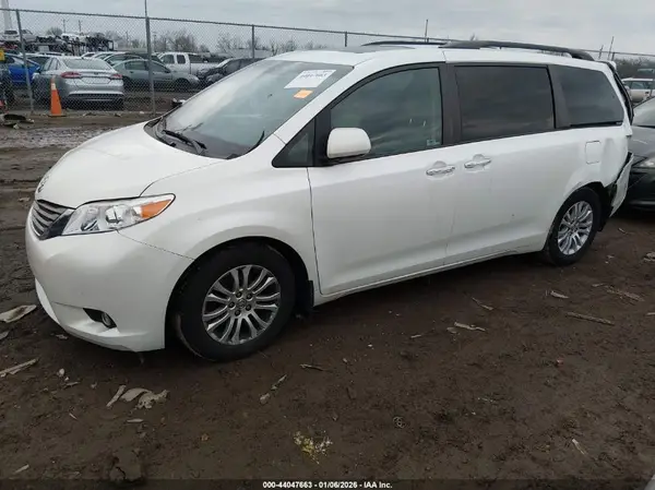 5TDYK3DC8GS751129 2016 TOYOTA SIENNA - Image 2