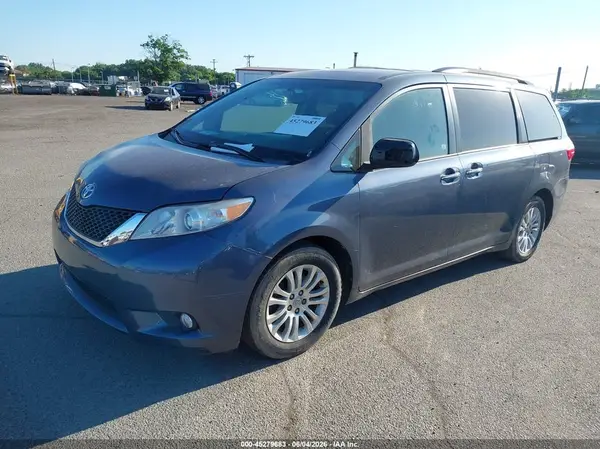 5TDYK3DC8GS751163 2016 TOYOTA SIENNA - Image 2