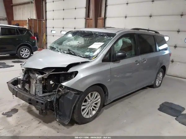 5TDYK3DC8GS752250 2016 TOYOTA SIENNA - Image 2