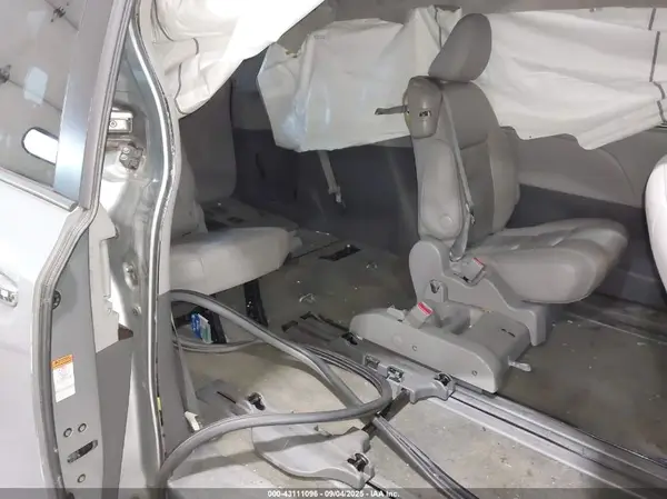 5TDYK3DC8GS752250 2016 TOYOTA SIENNA - Image 8