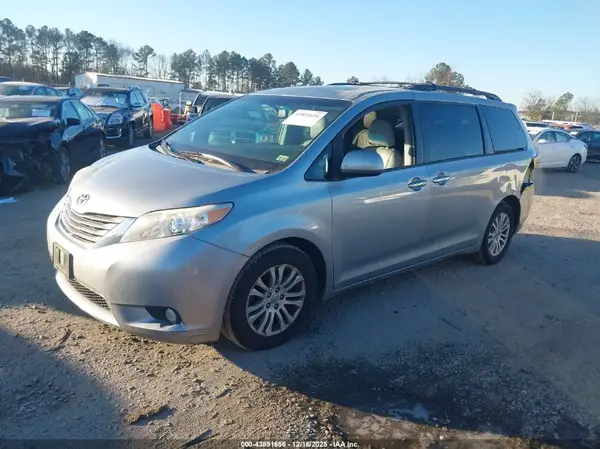 5TDYK3DC8GS752619 2016 TOYOTA SIENNA - Image 2