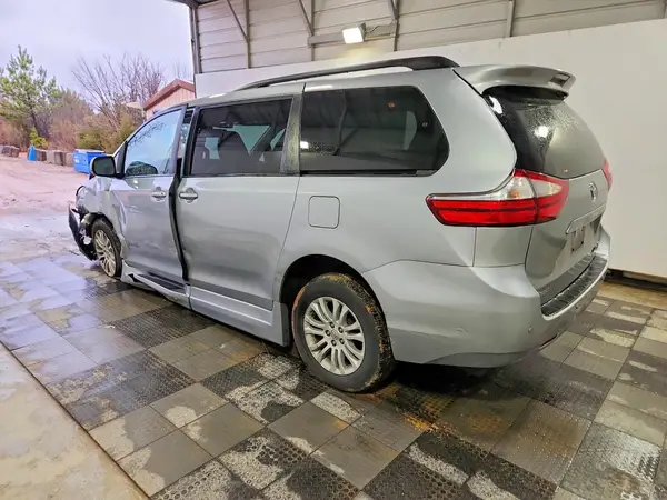 5TDYK3DC8GS761952 2016 TOYOTA SIENNA - Image 2