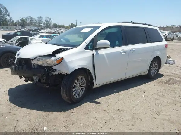 5TDYK3DC8GS763412 2016 TOYOTA SIENNA - Image 2