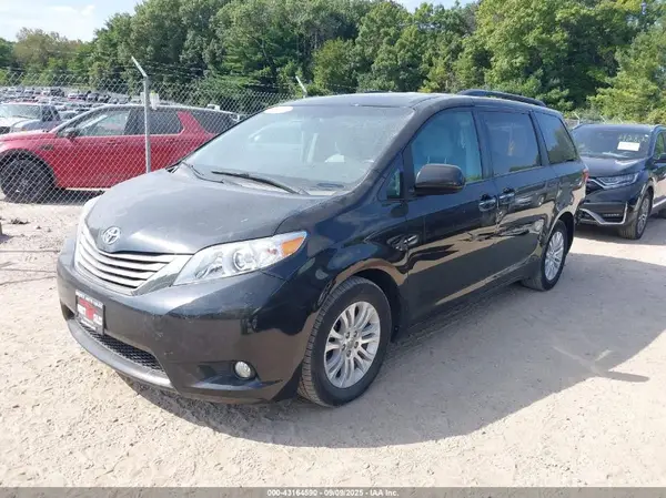 5TDYK3DC8GS766200 2016 TOYOTA SIENNA - Image 2