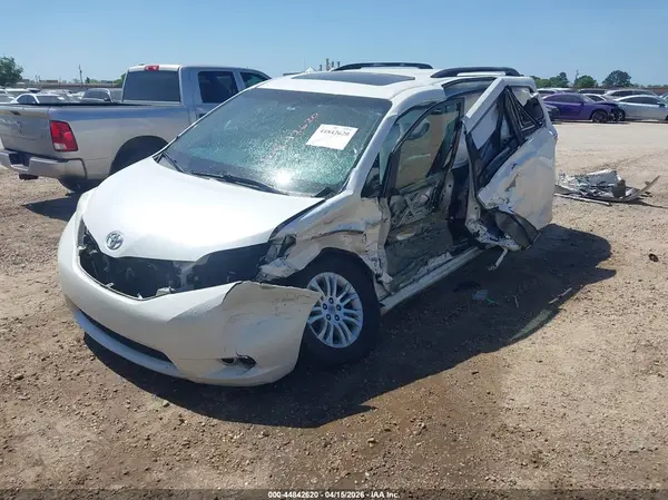 5TDYK3DC9GS697565 2016 TOYOTA SIENNA - Image 2