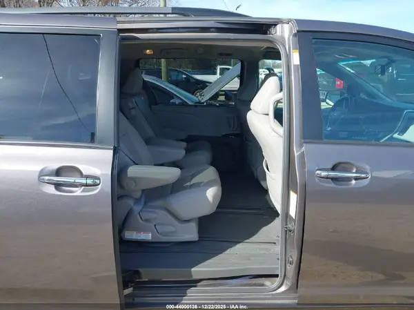 5TDYK3DC9GS697680 2016 TOYOTA SIENNA - Image 8