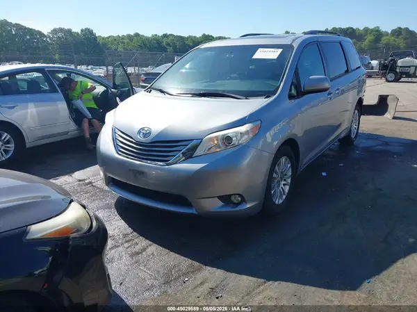 5TDYK3DC9GS698974 2016 TOYOTA SIENNA - Image 2