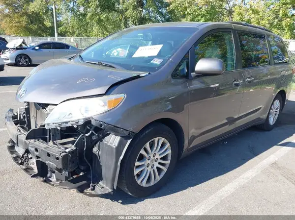 5TDYK3DC9GS699557 2016 TOYOTA SIENNA - Image 2