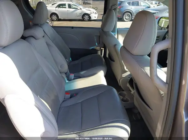 5TDYK3DC9GS699557 2016 TOYOTA SIENNA - Image 8