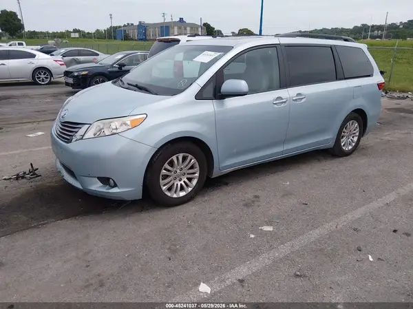 5TDYK3DC9GS700027 2016 TOYOTA SIENNA - Image 2