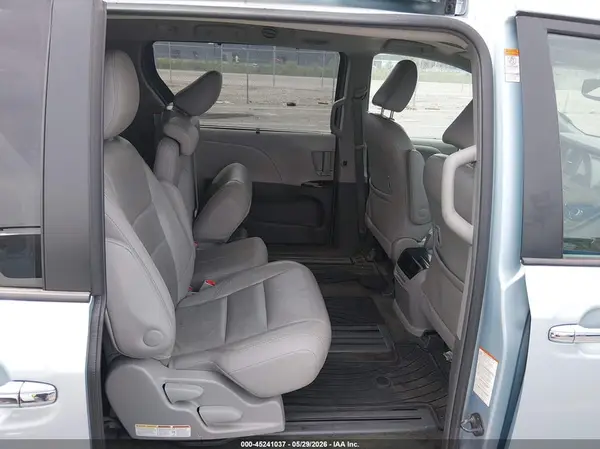 5TDYK3DC9GS700027 2016 TOYOTA SIENNA - Image 8