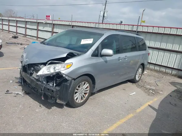 5TDYK3DC9GS701517 2016 TOYOTA SIENNA - Image 2