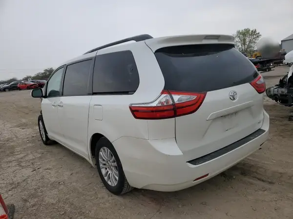 5TDYK3DC9GS702117 2016 TOYOTA SIENNA - Image 2