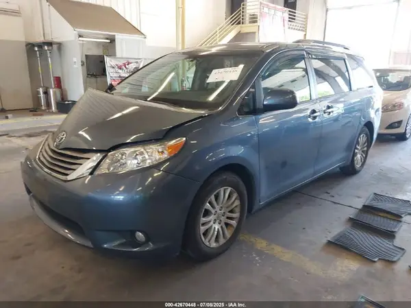 5TDYK3DC9GS705230 2016 TOYOTA SIENNA - Image 2
