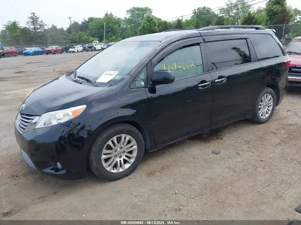 5TDYK3DC9GS706815 2016 TOYOTA SIENNA - Image 2