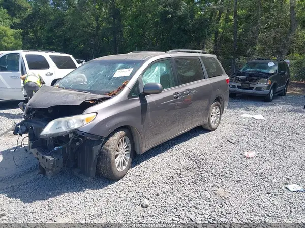 5TDYK3DC9GS716650 2016 TOYOTA SIENNA - Image 2