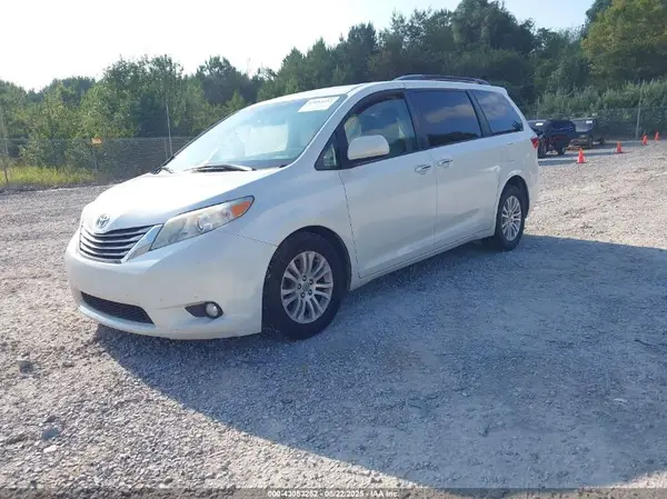 5TDYK3DC9GS719760 2016 TOYOTA SIENNA - Image 2