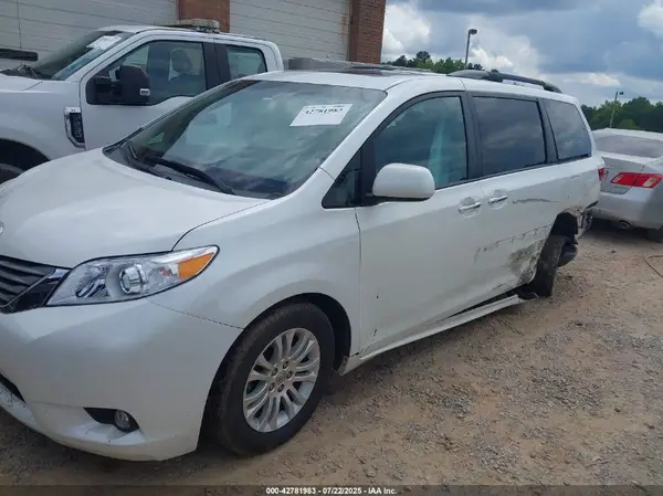 5TDYK3DC9GS723047 2016 TOYOTA SIENNA - Image 2