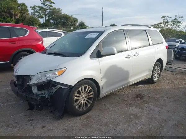 5TDYK3DC9GS723758 2016 TOYOTA SIENNA - Image 2
