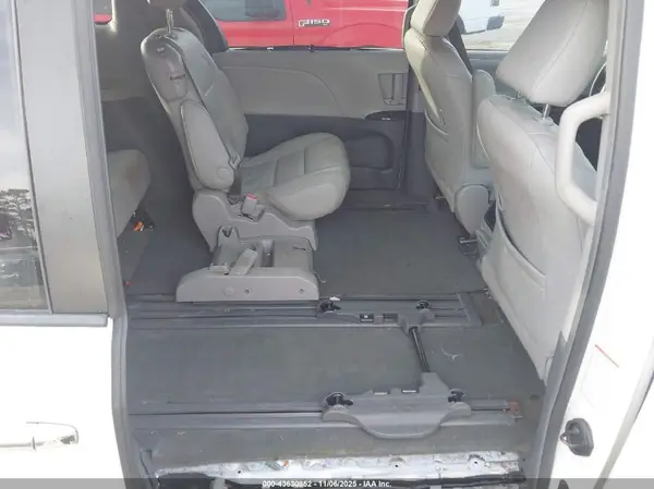 5TDYK3DC9GS723758 2016 TOYOTA SIENNA - Image 8