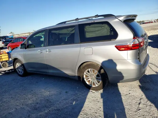 5TDYK3DC9GS724781 2016 TOYOTA SIENNA - Image 2
