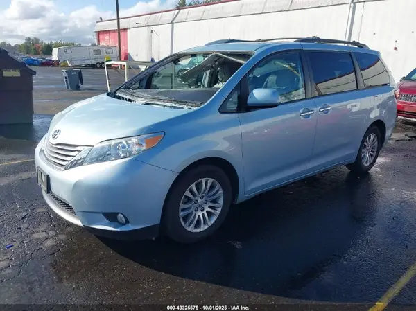 5TDYK3DC9GS727602 2016 TOYOTA SIENNA - Image 2