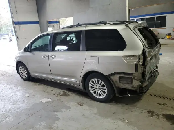 5TDYK3DC9GS727647 2016 TOYOTA SIENNA - Image 2