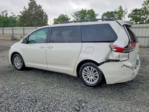 5TDYK3DC9GS731715 2016 TOYOTA SIENNA - Image 2