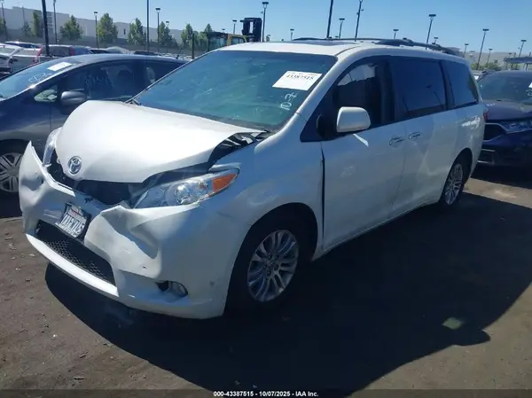 5TDYK3DC9GS732590 2016 TOYOTA SIENNA - Image 2