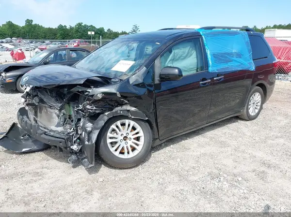 5TDYK3DC9GS741435 2016 TOYOTA SIENNA - Image 2