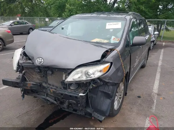 5TDYK3DC9GS741757 2016 TOYOTA SIENNA - Image 2