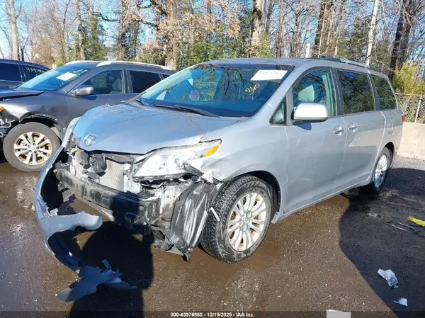 5TDYK3DC9GS742102 2016 TOYOTA SIENNA - Image 2