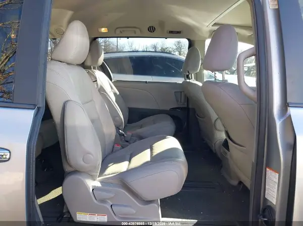 5TDYK3DC9GS742102 2016 TOYOTA SIENNA - Image 8