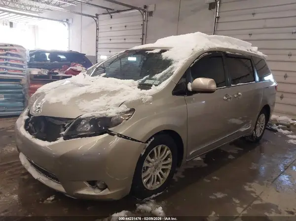 5TDYK3DC9GS754184 2016 TOYOTA SIENNA - Image 2