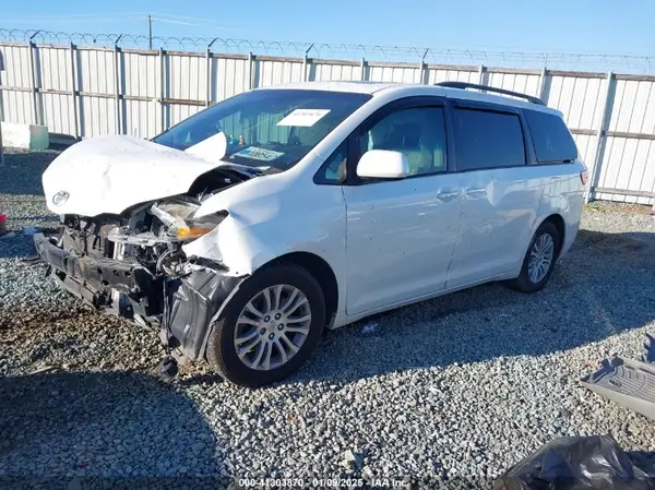 5TDYK3DC9GS754220 2016 TOYOTA SIENNA - Image 2