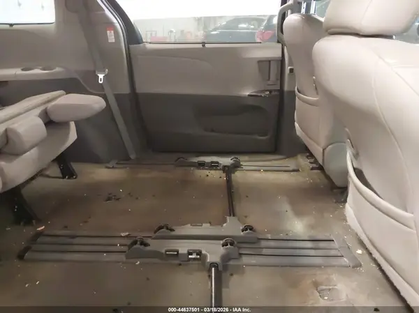 5TDYK3DC9GS754492 2016 TOYOTA SIENNA - Image 8